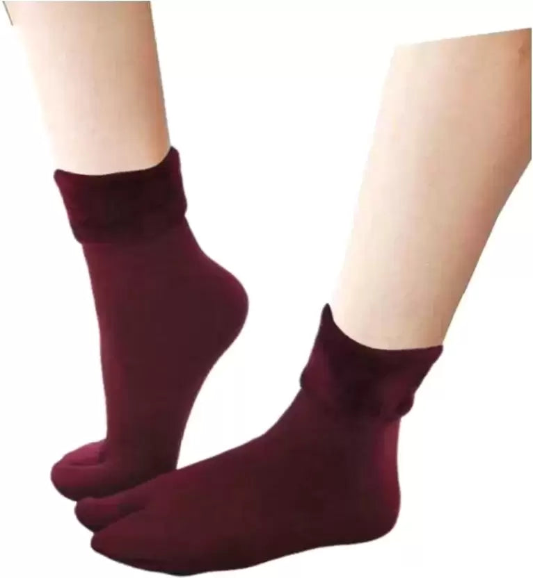 Deevaz Women Solid Ankle Length Snow Socks In Multicolor.